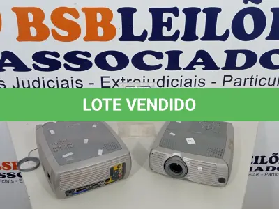 LOTE 059 - 02 PROJETORES MARCA INFOCUS. (NO ESTADO) ATENÇÃO! FAZER A VISITAÇÃO ANTES DE ARREMATAR, NÃO SABEMOS SE FUNCIONA, LEILÃO NÃO TEM GARANTIA E NEM DEVOLUÇÃO, SUJEITO A POSSÍVEIS AVARIAS VISÍVEIS/OCULTAS E/OU AUSÊNCIA DE COMPONENTES.