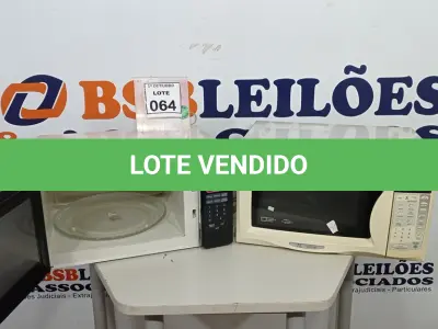 LOTE 064 - 02 MICRO-ONDAS. (NO ESTADO) ATENÇÃO! FAZER A VISITAÇÃO ANTES DE ARREMATAR, NÃO SABEMOS SE FUNCIONA, LEILÃO NÃO TEM GARANTIA E NEM DEVOLUÇÃO, SUJEITO A POSSÍVEIS AVARIAS VISÍVEIS/OCULTAS E/OU AUSÊNCIA DE COMPONENTES