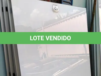 LOTE 517 - 05 PAINÉIS DE VIDRO NA COR BRANCA DE 1,57X1,80. (NO ESTADO) ATENÇÃO! FAZER A VISITAÇÃO ANTES DE ARREMATAR, NÃO SABEMOS SE FUNCIONA, LEILÃO NÃO TEM GARANTIA E NEM DEVOLUÇÃO, SUJEITO A POSSÍVEIS AVARIAS VISÍVEIS/OCULTAS E/OU AUSÊNCIA DE COMPONENTES.