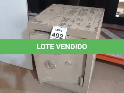 LOTE 492 - 01 COFRE. (NO ESTADO) ATENÇÃO! FAZER A VISITAÇÃO ANTES DE ARREMATAR, NÃO SABEMOS SE FUNCIONA, LEILÃO NÃO TEM GARANTIA E NEM DEVOLUÇÃO, SUJEITO A POSSÍVEIS AVARIAS VISÍVEIS/OCULTAS E/OU AUSÊNCIA DE COMPONENTES.