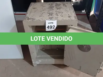 LOTE 492 - 01 COFRE. (NO ESTADO) ATENÇÃO! FAZER A VISITAÇÃO ANTES DE ARREMATAR, NÃO SABEMOS SE FUNCIONA, LEILÃO NÃO TEM GARANTIA E NEM DEVOLUÇÃO, SUJEITO A POSSÍVEIS AVARIAS VISÍVEIS/OCULTAS E/OU AUSÊNCIA DE COMPONENTES.
