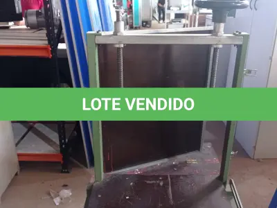 LOTE 498 - 01 GUILHOTINA MANUAL MARCA BENEDINI. (NO ESTADO) ATENÇÃO! FAZER A VISITAÇÃO ANTES DE ARREMATAR, NÃO SABEMOS SE FUNCIONA, LEILÃO NÃO TEM GARANTIA E NEM DEVOLUÇÃO, SUJEITO A POSSÍVEIS AVARIAS VISÍVEIS/OCULTAS E/OU AUSÊNCIA DE COMPONENTES.