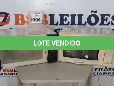 LOTE 064 - 02 MICRO-ONDAS. (NO ESTADO) ATENÇÃO! FAZER A VISITAÇÃO ANTES DE ARREMATAR, NÃO SABEMOS SE FUNCIONA, LEILÃO NÃO TEM GARANTIA E NEM DEVOLUÇÃO, SUJEITO A POSSÍVEIS AVARIAS VISÍVEIS/OCULTAS E/OU AUSÊNCIA DE COMPONENTES