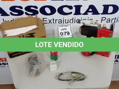 LOTE 079 - 01 MÁQUINA DE COSTURA INDUSTRIAL. (NO ESTADO) ATENÇÃO! FAZER A VISITAÇÃO ANTES DE ARREMATAR, NÃO SABEMOS SE FUNCIONA, LEILÃO NÃO TEM GARANTIA E NEM DEVOLUÇÃO, SUJEITO A POSSÍVEIS AVARIAS VISÍVEIS/OCULTAS E/OU AUSÊNCIA DE COMPONENTES.