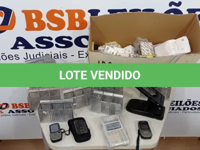 LOTE 074 - 01 LOTE COM GRANDE QUANTIDADE DE BLOCOS DE NOTAS, SUPORTES DE CANETAS E MATERIAIS DE ESCRITÓRIO DIVERSOS. (NO ESTADO) ATENÇÃO! FAZER A VISITAÇÃO ANTES DE ARREMATAR, NÃO SABEMOS SE FUNCIONA, LEILÃO NÃO TEM GARANTIA E NEM DEVOLUÇÃO, SUJEITO A POSSÍVEIS AVARIAS VISÍVEIS/OCULTAS E/OU AUSÊNCIA DE COMPONENTES.