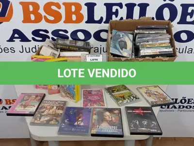 LOTE 118 - 01 APARELHO DE DVD MARCA PHILIPS,01 APARELHO DE VÍDEO CASSETE MARCA PHILCO E GRANDE QUANTIDADE DE FILMES EM DVD E VHS. (NO ESTADO) ATENÇÃO! FAZER A VISITAÇÃO ANTES DE ARREMATAR, NÃO SABEMOS SE FUNCIONA, LEILÃO NÃO TEM GARANTIA E NEM DEVOLUÇÃO, SUJEITO A POSSÍVEIS AVARIAS VISÍVEIS/OCULTAS E/OU AUSÊNCIA DE COMPONENTES.