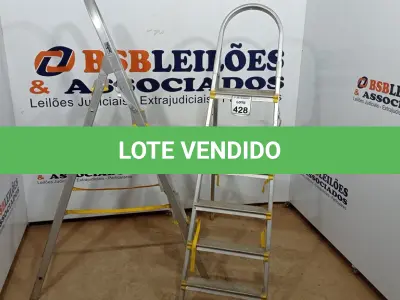 LOTE 428 - 02 ESCADAS DE ALUMÍNIO DOBRÁVEL. (NO ESTADO) ATENÇÃO! FAZER A VISITAÇÃO ANTES DE ARREMATAR, NÃO SABEMOS SE FUNCIONA, LEILÃO NÃO TEM GARANTIA E NEM DEVOLUÇÃO, SUJEITO A POSSÍVEIS AVARIAS VISÍVEIS/OCULTAS E/OU AUSÊNCIA DE COMPONENTES.