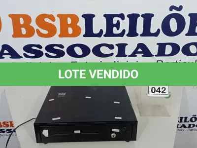 LOTE 042 - 01 GAVETA DE DINHEIRO. (NO ESTADO) ATENÇÃO! FAZER A VISITAÇÃO ANTES DE ARREMATAR, NÃO SABEMOS SE FUNCIONA, LEILÃO NÃO TEM GARANTIA E NEM DEVOLUÇÃO, SUJEITO A POSSÍVEIS AVARIAS VISÍVEIS/OCULTAS E/OU AUSÊNCIA DE COMPONENTES.