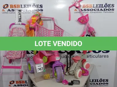 LOTE 067 - 02 TRICICLOS INFANTIS, 01 PATINETE INFANTIL E 02 CARRINHOS DE BONECA. (NO ESTADO) ATENÇÃO! FAZER A VISITAÇÃO ANTES DE ARREMATAR, NÃO SABEMOS SE FUNCIONA, LEILÃO NÃO TEM GARANTIA E NEM DEVOLUÇÃO, SUJEITO A POSSÍVEIS AVARIAS VISÍVEIS/OCULTAS E/OU AUSÊNCIA DE COMPONENTES.