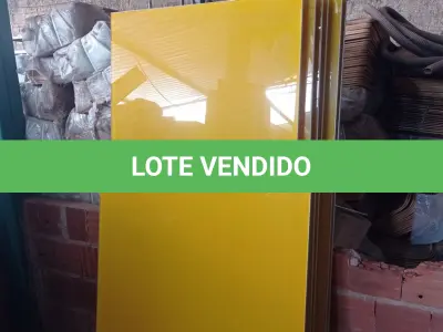 LOTE 505 - 07 PAINÉIS DE VIDRO NA COR AMARELA DE TAMANHOS VARIADOS. (NO ESTADO) ATENÇÃO! FAZER A VISITAÇÃO ANTES DE ARREMATAR, NÃO SABEMOS SE FUNCIONA, LEILÃO NÃO TEM GARANTIA E NEM DEVOLUÇÃO, SUJEITO A POSSÍVEIS AVARIAS VISÍVEIS/OCULTAS E/OU AUSÊNCIA DE COMPONENTES.