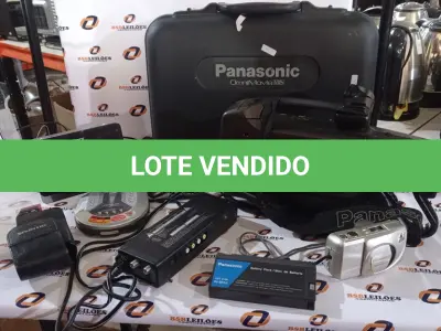 LOTE 123 - 01 CÂMERA FOTOGRÁFICA, 01 FILMADORA PANASONIC, 01 RÁDIO RELÓGIO MARCA SONY E 01 RADIO DISKMAN. (NO ESTADO) ATENÇÃO! FAZER A VISITAÇÃO ANTES DE ARREMATAR, NÃO SABEMOS SE FUNCIONA, LEILÃO NÃO TEM GARANTIA E NEM DEVOLUÇÃO, SUJEITO A POSSÍVEIS AVARIAS VISÍVEIS/OCULTAS E/OU AUSÊNCIA DE COMPONENTES.