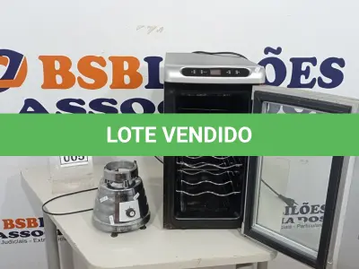 LOTE 005 - 01 CLIMATIZADOR TERMOMÉTRICO DE VINHO E 01 BASE DE LIQUIDIFICADOR. (NO ESTADO) ATENÇÃO! FAZER A VISITAÇÃO ANTES DE ARREMATAR, NÃO SABEMOS SE FUNCIONA, LEILÃO NÃO TEM GARANTIA E NEM DEVOLUÇÃO, SUJEITO A POSSÍVEIS AVARIAS VISÍVEIS/OCULTAS E/OU AUSÊNCIA DE COMPONENTES.