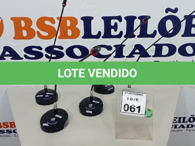 LOTE 061 - 05 MICROFONES DE MESA. (NO ESTADO) ATENÇÃO! FAZER A VISITAÇÃO ANTES DE ARREMATAR, NÃO SABEMOS SE FUNCIONA, LEILÃO NÃO TEM GARANTIA E NEM DEVOLUÇÃO, SUJEITO A POSSÍVEIS AVARIAS VISÍVEIS/OCULTAS E/OU AUSÊNCIA DE COMPONENTES.