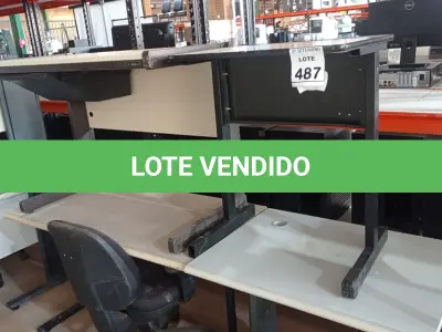 LOTE 487 - 03 MESAS DE ESCRITÓRIO E 01 CADEIRA EXECUTIVA. (NO ESTADO) ATENÇÃO! FAZER A VISITAÇÃO ANTES DE ARREMATAR, NÃO SABEMOS SE FUNCIONA, LEILÃO NÃO TEM GARANTIA E NEM DEVOLUÇÃO, SUJEITO A POSSÍVEIS AVARIAS VISÍVEIS/OCULTAS E/OU AUSÊNCIA DE COMPONENTES.