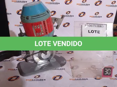 LOTE 017 - 01 MÁQUINA DE CORTAR TECIDO. (NO ESTADO) ATENÇÃO! FAZER A VISITAÇÃO ANTES DE ARREMATAR, NÃO SABEMOS SE FUNCIONA, LEILÃO NÃO TEM GARANTIA E NEM DEVOLUÇÃO, SUJEITO A POSSÍVEIS AVARIAS VISÍVEIS/OCULTAS E/OU AUSÊNCIA DE COMPONENTES.