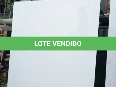 LOTE 400 - 05 PAINÉIS DE VIDRO NA COR BRANCA DE 1,57X1,87. (NO ESTADO) ATENÇÃO! FAZER A VISITAÇÃO ANTES DE ARREMATAR, NÃO SABEMOS SE FUNCIONA, LEILÃO NÃO TEM GARANTIA E NEM DEVOLUÇÃO, SUJEITO A POSSÍVEIS AVARIAS VISÍVEIS/OCULTAS E/OU AUSÊNCIA DE COMPONENTES.