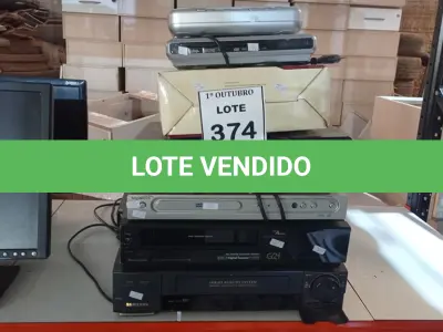 LOTE 374 - 09 APARELHOS DE DVD E 02 APARELHOS DE VÍDEO CASSETE MARCAS E MODELOS DIVERSOS. (NO ESTADO) ATENÇÃO! FAZER A VISITAÇÃO ANTES DE ARREMATAR, NÃO SABEMOS SE FUNCIONA, LEILÃO NÃO TEM GARANTIA E NEM DEVOLUÇÃO, SUJEITO A POSSÍVEIS AVARIAS VISÍVEIS/OCULTAS E/OU AUSÊNCIA DE COMPONENTES.