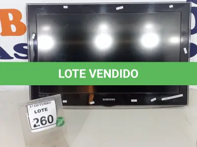 LOTE 260 - 01 TV LCD 32’’ MARCA SAMSUNG. (NO ESTADO) ATENÇÃO! FAZER A VISITAÇÃO ANTES DE ARREMATAR, NÃO SABEMOS SE FUNCIONA, LEILÃO NÃO TEM GARANTIA E NEM DEVOLUÇÃO, SUJEITO A POSSÍVEIS AVARIAS VISÍVEIS/OCULTAS E/OU AUSÊNCIA DE COMPONENTES.