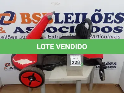 LOTE 228 - 01 CARRINHO INFANTIL ELÉTRICO. (NO ESTADO) ATENÇÃO! FAZER A VISITAÇÃO ANTES DE ARREMATAR, NÃO SABEMOS SE FUNCIONA, LEILÃO NÃO TEM GARANTIA E NEM DEVOLUÇÃO, SUJEITO A POSSÍVEIS AVARIAS VISÍVEIS/OCULTAS E/OU AUSÊNCIA DE COMPONENTES.