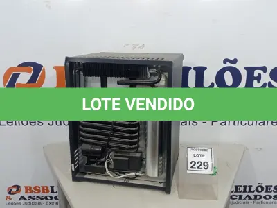 LOTE 229 - 01 FRIGOBAR. (NO ESTADO) ATENÇÃO! FAZER A VISITAÇÃO ANTES DE ARREMATAR, NÃO SABEMOS SE FUNCIONA, LEILÃO NÃO TEM GARANTIA E NEM DEVOLUÇÃO, SUJEITO A POSSÍVEIS AVARIAS VISÍVEIS/OCULTAS E/OU AUSÊNCIA DE COMPONENTES.