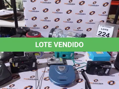 LOTE 224 - 01 LOTE COM VÁRIAS CÂMERAS FOTOGRÁFICAS MARCAS E MODELOS DIVERSOS, CAIXINHAS DE SOM E FONES DE OUVIDO BLEUTOOTJH. (NO ESTADO) ATENÇÃO! FAZER A VISITAÇÃO ANTES DE ARREMATAR, NÃO SABEMOS SE FUNCIONA, LEILÃO NÃO TEM GARANTIA E NEM DEVOLUÇÃO, SUJEITO A POSSÍVEIS AVARIAS VISÍVEIS/OCULTAS E/OU AUSÊNCIA DE COMPONENTES.