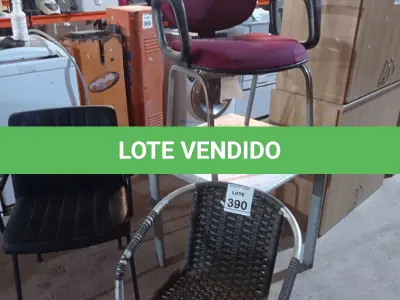 LOTE 390 - 03 CADEIRAS MODELOS DIVERSOS E 01 MESA PEQUENA. (NO ESTADO) ATENÇÃO! FAZER A VISITAÇÃO ANTES DE ARREMATAR, NÃO SABEMOS SE FUNCIONA, LEILÃO NÃO TEM GARANTIA E NEM DEVOLUÇÃO, SUJEITO A POSSÍVEIS AVARIAS VISÍVEIS/OCULTAS E/OU AUSÊNCIA DE COMPONENTES.