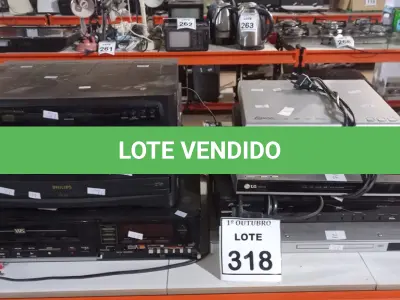 LOTE 318 - 05 APARELHOS DE DVD, 01 APARELHO DE VÍDEO CASSETE, 01 TOCA DISCO E 01 CD PLAYER. (NO ESTADO) ATENÇÃO! FAZER A VISITAÇÃO ANTES DE ARREMATAR, NÃO SABEMOS SE FUNCIONA, LEILÃO NÃO TEM GARANTIA E NEM DEVOLUÇÃO, SUJEITO A POSSÍVEIS AVARIAS VISÍVEIS/OCULTAS E/OU AUSÊNCIA DE COMPONENTES.