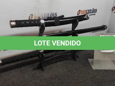 LOTE 080 - 03 ESPADAS KATANA ORNAMENTAL COM SUPORTE. (NO ESTADO) ATENÇÃO! FAZER A VISITAÇÃO ANTES DE ARREMATAR, NÃO SABEMOS SE FUNCIONA, LEILÃO NÃO TEM GARANTIA E NEM DEVOLUÇÃO, SUJEITO A POSSÍVEIS AVARIAS VISÍVEIS/OCULTAS E/OU AUSÊNCIA DE COMPONENTES.