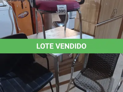 LOTE 390 - 03 CADEIRAS MODELOS DIVERSOS E 01 MESA PEQUENA. (NO ESTADO) ATENÇÃO! FAZER A VISITAÇÃO ANTES DE ARREMATAR, NÃO SABEMOS SE FUNCIONA, LEILÃO NÃO TEM GARANTIA E NEM DEVOLUÇÃO, SUJEITO A POSSÍVEIS AVARIAS VISÍVEIS/OCULTAS E/OU AUSÊNCIA DE COMPONENTES.