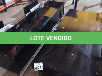 LOTE 401 - 01 MESA DE CENTRO EM MADEIRA DE 1,79X0,79 E UM RACK DE MADEIRA COM 02 GAVETAS E 01 PORTA 1,93X0,49. (NO ESTADO) ATENÇÃO! FAZER A VISITAÇÃO ANTES DE ARREMATAR, NÃO SABEMOS SE FUNCIONA, LEILÃO NÃO TEM GARANTIA E NEM DEVOLUÇÃO, SUJEITO A POSSÍVEIS AVARIAS VISÍVEIS/OCULTAS E/OU AUSÊNCIA DE COMPONENTES.