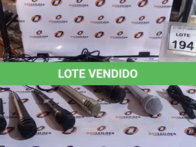 LOTE 194 - 07 MICROFONES DE MARCAS E MODELOS DIVERSOS. (NO ESTADO) ATENÇÃO! FAZER A VISITAÇÃO ANTES DE ARREMATAR, NÃO SABEMOS SE FUNCIONA, LEILÃO NÃO TEM GARANTIA E NEM DEVOLUÇÃO, SUJEITO A POSSÍVEIS AVARIAS VISÍVEIS/OCULTAS E/OU AUSÊNCIA DE COMPONENTES.