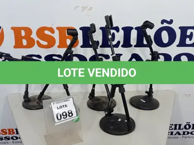LOTE 098 - 05 SUPORTES PARA MICROFONE. (NO ESTADO) ATENÇÃO! FAZER A VISITAÇÃO ANTES DE ARREMATAR, NÃO SABEMOS SE FUNCIONA, LEILÃO NÃO TEM GARANTIA E NEM DEVOLUÇÃO, SUJEITO A POSSÍVEIS AVARIAS VISÍVEIS/OCULTAS E/OU AUSÊNCIA DE COMPONENTES.