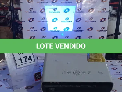 LOTE 174 - 01 PROJETOR COM CONTROLE MARCA SONY. (NO ESTADO) ATENÇÃO! FAZER A VISITAÇÃO ANTES DE ARREMATAR, NÃO SABEMOS SE FUNCIONA, LEILÃO NÃO TEM GARANTIA E NEM DEVOLUÇÃO, SUJEITO A POSSÍVEIS AVARIAS VISÍVEIS/OCULTAS E/OU AUSÊNCIA DE COMPONENTES.