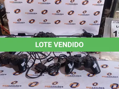 LOTE 193 - 05 JOYSTICKS DE PLAYSTATION. (NO ESTADO) ATENÇÃO! FAZER A VISITAÇÃO ANTES DE ARREMATAR, NÃO SABEMOS SE FUNCIONA, LEILÃO NÃO TEM GARANTIA E NEM DEVOLUÇÃO, SUJEITO A POSSÍVEIS AVARIAS VISÍVEIS/OCULTAS E/OU AUSÊNCIA DE COMPONENTES.