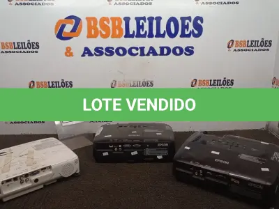 LOTE 399 - 03 PROJETORES MARCA EPSON. (NO ESTADO) ATENÇÃO! FAZER A VISITAÇÃO ANTES DE ARREMATAR, NÃO SABEMOS SE FUNCIONA, LEILÃO NÃO TEM GARANTIA E NEM DEVOLUÇÃO, SUJEITO A POSSÍVEIS AVARIAS VISÍVEIS/OCULTAS E/OU AUSÊNCIA DE COMPONENTES.