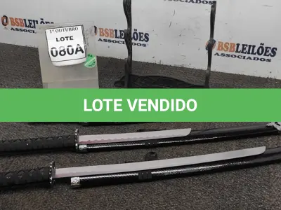 LOTE 080 - 03 ESPADAS KATANA ORNAMENTAL COM SUPORTE. (NO ESTADO) ATENÇÃO! FAZER A VISITAÇÃO ANTES DE ARREMATAR, NÃO SABEMOS SE FUNCIONA, LEILÃO NÃO TEM GARANTIA E NEM DEVOLUÇÃO, SUJEITO A POSSÍVEIS AVARIAS VISÍVEIS/OCULTAS E/OU AUSÊNCIA DE COMPONENTES.