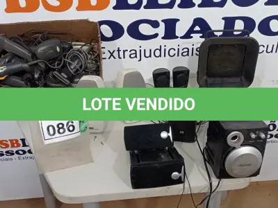 LOTE 086 - 01 LOTE COM VÁRIAS CAIXAS DE SOM, LEITORAS DE CÓDIGO DE BARRAS, 01 COOLER DE NOTEBOOK E 01 EXAUSTOR DE BANCADA. (NO ESTADO) ATENÇÃO! FAZER A VISITAÇÃO ANTES DE ARREMATAR, NÃO SABEMOS SE FUNCIONA, LEILÃO NÃO TEM GARANTIA E NEM DEVOLUÇÃO, SUJEITO A POSSÍVEIS AVARIAS VISÍVEIS/OCULTAS E/OU AUSÊNCIA DE COMPONENTES.