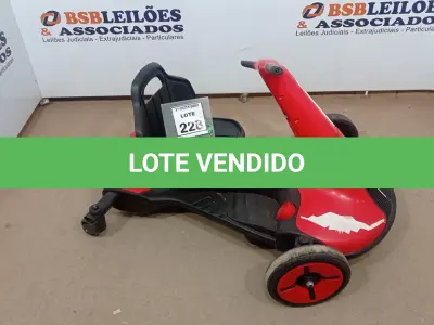 LOTE 228 - 01 CARRINHO INFANTIL ELÉTRICO. (NO ESTADO) ATENÇÃO! FAZER A VISITAÇÃO ANTES DE ARREMATAR, NÃO SABEMOS SE FUNCIONA, LEILÃO NÃO TEM GARANTIA E NEM DEVOLUÇÃO, SUJEITO A POSSÍVEIS AVARIAS VISÍVEIS/OCULTAS E/OU AUSÊNCIA DE COMPONENTES.