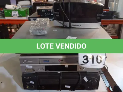 LOTE 310 - 07 APARELHOS DE DVD, 02 APARELHOS DE VÍDEO CASSETE, 01 RECEPTOR DE TV E 01 RÁDIO RELÓGIO. (NO ESTADO) ATENÇÃO! FAZER A VISITAÇÃO ANTES DE ARREMATAR, NÃO SABEMOS SE FUNCIONA, LEILÃO NÃO TEM GARANTIA E NEM DEVOLUÇÃO, SUJEITO A POSSÍVEIS AVARIAS VISÍVEIS/OCULTAS E/OU AUSÊNCIA DE COMPONENTES.