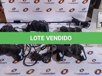 LOTE 193 - 05 JOYSTICKS DE PLAYSTATION. (NO ESTADO) ATENÇÃO! FAZER A VISITAÇÃO ANTES DE ARREMATAR, NÃO SABEMOS SE FUNCIONA, LEILÃO NÃO TEM GARANTIA E NEM DEVOLUÇÃO, SUJEITO A POSSÍVEIS AVARIAS VISÍVEIS/OCULTAS E/OU AUSÊNCIA DE COMPONENTES.