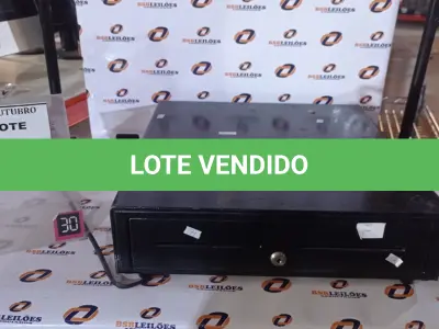 LOTE 245 - 01 GAVETA DE DINHEIRO. (NO ESTADO) ATENÇÃO! FAZER A VISITAÇÃO ANTES DE ARREMATAR, NÃO SABEMOS SE FUNCIONA, LEILÃO NÃO TEM GARANTIA E NEM DEVOLUÇÃO, SUJEITO A POSSÍVEIS AVARIAS VISÍVEIS/OCULTAS E/OU AUSÊNCIA DE COMPONENTES.