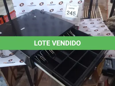 LOTE 245 - 01 GAVETA DE DINHEIRO. (NO ESTADO) ATENÇÃO! FAZER A VISITAÇÃO ANTES DE ARREMATAR, NÃO SABEMOS SE FUNCIONA, LEILÃO NÃO TEM GARANTIA E NEM DEVOLUÇÃO, SUJEITO A POSSÍVEIS AVARIAS VISÍVEIS/OCULTAS E/OU AUSÊNCIA DE COMPONENTES.