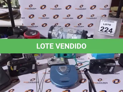 LOTE 224 - 01 LOTE COM VÁRIAS CÂMERAS FOTOGRÁFICAS MARCAS E MODELOS DIVERSOS, CAIXINHAS DE SOM E FONES DE OUVIDO BLEUTOOTJH. (NO ESTADO) ATENÇÃO! FAZER A VISITAÇÃO ANTES DE ARREMATAR, NÃO SABEMOS SE FUNCIONA, LEILÃO NÃO TEM GARANTIA E NEM DEVOLUÇÃO, SUJEITO A POSSÍVEIS AVARIAS VISÍVEIS/OCULTAS E/OU AUSÊNCIA DE COMPONENTES.