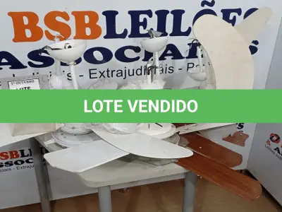 LOTE 095 - 06 VENTILADORES DE TETO. (NO ESTADO) ATENÇÃO! FAZER A VISITAÇÃO ANTES DE ARREMATAR, NÃO SABEMOS SE FUNCIONA, LEILÃO NÃO TEM GARANTIA E NEM DEVOLUÇÃO, SUJEITO A POSSÍVEIS AVARIAS VISÍVEIS/OCULTAS E/OU AUSÊNCIA DE COMPONENTES.