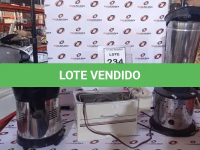 LOTE 234 - 01 FRITADEIRA ELÉTRICA, 01 LIQUIDIFICADOR INDUSTRIAL E 01 MOTOR DE LIQUIDIFICADOR INDUSTRIAL. (NO ESTADO) ATENÇÃO! FAZER A VISITAÇÃO ANTES DE ARREMATAR, NÃO SABEMOS SE FUNCIONA, LEILÃO NÃO TEM GARANTIA E NEM DEVOLUÇÃO, SUJEITO A POSSÍVEIS AVARIAS VISÍVEIS/OCULTAS E/OU AUSÊNCIA DE COMPONENTES.