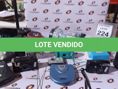 LOTE 224 - 01 LOTE COM VÁRIAS CÂMERAS FOTOGRÁFICAS MARCAS E MODELOS DIVERSOS, CAIXINHAS DE SOM E FONES DE OUVIDO BLEUTOOTJH. (NO ESTADO) ATENÇÃO! FAZER A VISITAÇÃO ANTES DE ARREMATAR, NÃO SABEMOS SE FUNCIONA, LEILÃO NÃO TEM GARANTIA E NEM DEVOLUÇÃO, SUJEITO A POSSÍVEIS AVARIAS VISÍVEIS/OCULTAS E/OU AUSÊNCIA DE COMPONENTES.