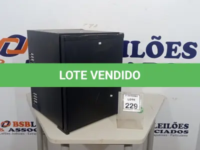 LOTE 229 - 01 FRIGOBAR. (NO ESTADO) ATENÇÃO! FAZER A VISITAÇÃO ANTES DE ARREMATAR, NÃO SABEMOS SE FUNCIONA, LEILÃO NÃO TEM GARANTIA E NEM DEVOLUÇÃO, SUJEITO A POSSÍVEIS AVARIAS VISÍVEIS/OCULTAS E/OU AUSÊNCIA DE COMPONENTES.