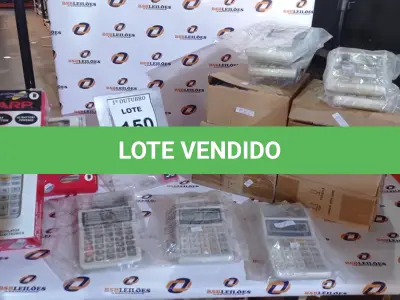 LOTE 150 - 01 LOTE COM APROXIMADAMENTE 60 LÂMPADAS FLUORESCENTES PEQUENAS E 10 CALCULADORAS DE MARCAS DIVERSA. (NO ESTADO) ATENÇÃO! FAZER A VISITAÇÃO ANTES DE ARREMATAR, NÃO SABEMOS SE FUNCIONA, LEILÃO NÃO TEM GARANTIA E NEM DEVOLUÇÃO, SUJEITO A POSSÍVEIS AVARIAS VISÍVEIS/OCULTAS E/OU AUSÊNCIA DE COMPONENTES.