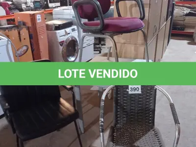 LOTE 390 - 03 CADEIRAS MODELOS DIVERSOS E 01 MESA PEQUENA. (NO ESTADO) ATENÇÃO! FAZER A VISITAÇÃO ANTES DE ARREMATAR, NÃO SABEMOS SE FUNCIONA, LEILÃO NÃO TEM GARANTIA E NEM DEVOLUÇÃO, SUJEITO A POSSÍVEIS AVARIAS VISÍVEIS/OCULTAS E/OU AUSÊNCIA DE COMPONENTES.