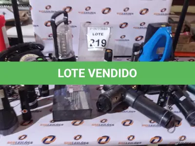 LOTE 219 - 01 LOTE COM VARIA LANTERNAS DE MARCAS E MODELOS DIVERSOS, 03 MASSAGEADORES INCOMPLETOS E 01 APARELHO DE TELEFONE MARCA INTELBRAS. (NO ESTADO) ATENÇÃO! FAZER A VISITAÇÃO ANTES DE ARREMATAR, NÃO SABEMOS SE FUNCIONA, LEILÃO NÃO TEM GARANTIA E NEM DEVOLUÇÃO, SUJEITO A POSSÍVEIS AVARIAS VISÍVEIS/OCULTAS E/OU AUSÊNCIA DE COMPONENTES.